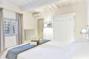 Ένα ή περισσότερα κρεβάτια σε δωμάτιο στο Villa Maona con piscina +25 φωτογραφίες