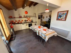 Kuchyň nebo kuchyňský kout v ubytování Gîte de la Coussotterie Sud Vendée 4 **** 8 pers