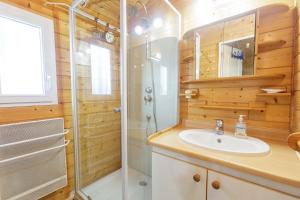 Koupelna v ubytování Chalet 213 en lisière de forêt + 7 fotografií