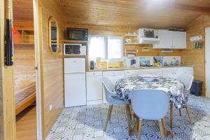 Kuchyň nebo kuchyňský kout v ubytování Chalet 213 en lisière de forêt