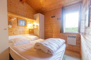 Postel nebo postele na pokoji v ubytování Chalet 213 en lisière de forêt