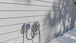 einen Zähler an der Seite eines Gebäudes in der Unterkunft True Love Treehouse - Magic Above the Pines in Cleveland + 14 Fotos