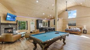 ein Wohnzimmer mit einem Billardtisch und ein Schlafzimmer in der Unterkunft True Love Treehouse - Magic Above the Pines in Cleveland
