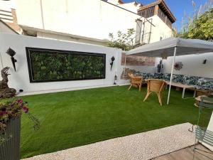 a backyard with a green lawn and an umbrella at Los Ángeles de Sanmartín in Jimena de la Frontera +39 photos