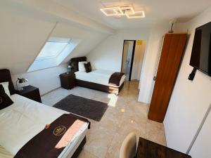 Un dormitorio con una cama y un sofá en una habitación. en Hotel Royal, en Leopoldshöhe