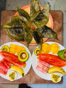 坦加拉The Sammy tranquilo的桌上的两盘水果和蔬菜 更多50张照片