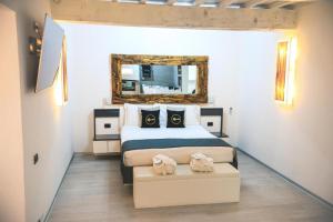 Postel nebo postele na pokoji v ubytování THE SECRET SUITE - Luxury on the lake Endine