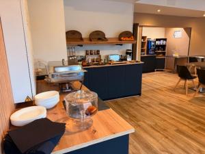 Posezení v ubytování Brit Hotel L'Arrivée Guingamp