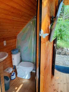 Ένα μπάνιο στο Ecocabañas ByB Cabaña de lujo con jacuzzi Santi