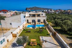 een luchtfoto van een huis met een zwembad bij Sun Flower Villas in Agia Marina Nea Kydonias