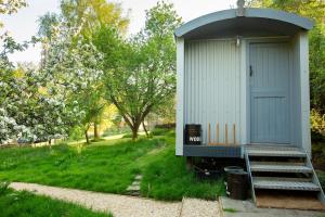 にあるThe Organic Cotswolds Shepherds Hutのギャラリーの写真