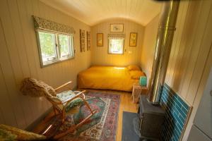 にあるThe Organic Cotswolds Shepherds Hutのギャラリーの写真