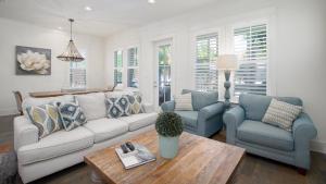 un soggiorno con divano, 2 sedie e tavolo di That Summer Feeling a Inlet Beach