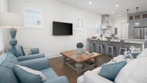 un soggiorno con divani e tavolo e una cucina di That Summer Feeling a Inlet Beach