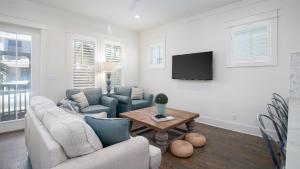 un soggiorno con due divani e una TV di That Summer Feeling a Inlet Beach