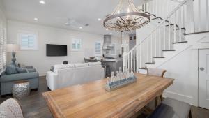 una sala da pranzo e un soggiorno con tavolo da pranzo di That Summer Feeling a Inlet Beach
