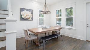 una sala da pranzo con tavolo e sedie in legno di That Summer Feeling a Inlet Beach Altre 37 foto