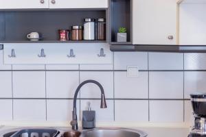 een aanrecht met een wastafel en een kraan bij Trikala Homey Vibes in Tríkala +48 foto's