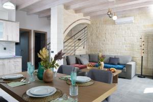 een keuken en woonkamer met een tafel en een bank bij Sun Flower Villas in Agia Marina Nea Kydonias