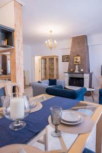 een woonkamer met een bank en een open haard bij Trikala Homey Vibes in Tríkala