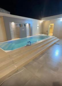 a large swimming pool in a building with at Casa aconchegante com piscina e wi-fi rápido in Aracaju
