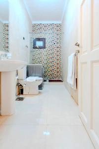 une salle de bain avec un lavabo et des toilettes dans l'établissement Luxury Stays in El Sheikh Zayed City, à Sheikh Zayed