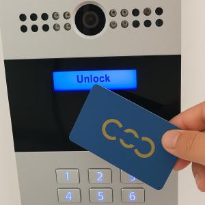 een persoon houdt een sleutel vast op een afstandsbediening bij Central House in Limassol