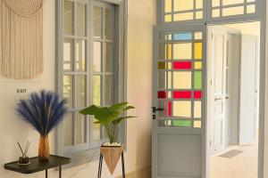 een deur met kleurrijke glaspanelen in een kamer bij Central House in Limassol