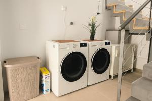 een wasmachine en een droger in de kamer bij Central House in Limassol