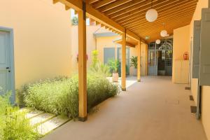 een binnenplaats van een huis met een houten pergola bij Central House in Limassol