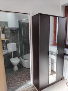 Ένα μπάνιο στο Apartman Buco