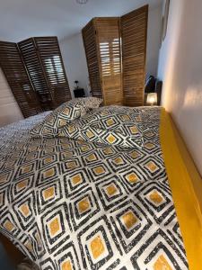 Postel nebo postele na pokoji v ubytování Melusinehof - Studio au coeur de Bailleul + 6 fotografií