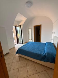 a bedroom with a blue bed in a room at A Casa di Ilary in Ravello