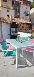 BogarraにあるEl Cantón - Alojamiento Ruralのパティオの白いテーブルと椅子