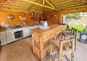 eine Küche mit einer großen Holzterrasse mit einem Herd in der Unterkunft Le jardin secret bnb in Villeneuve-lès-Béziers