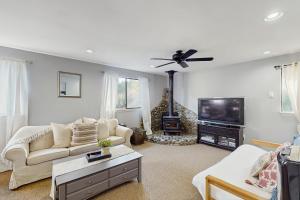 Una sala de estar con un sofá y una chimenea. en Scandia Suite, en Keyport