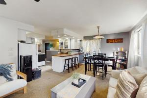 Una sala de estar y una cocina con un sofá y una mesa. en Scandia Suite, en Keyport