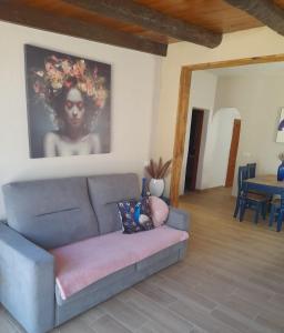 Una sala de estar con un sofá y un cuadro en la pared. en Casa Carla, en Granadilla de Abona