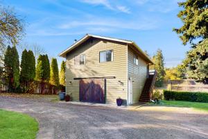 una pequeña casa con un garaje en una calle en Scandia Suite, en Keyport