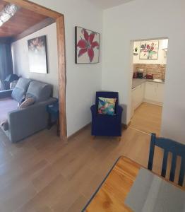 una sala de estar con un sofá y una silla en Casa Carla, en Granadilla de Abona