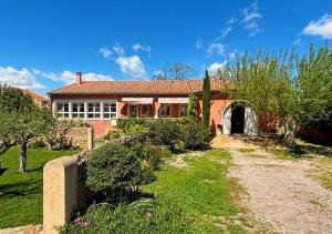 eine Außenansicht eines Hauses mit Garten in der Unterkunft Le jardin secret bnb in Villeneuve-lès-Béziers