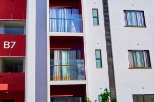 Budova, kde se apartmán nachází + 3 fotografie