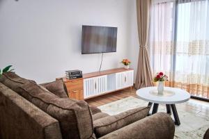 TV a/nebo společenská místnost v ubytování Juwell Haven