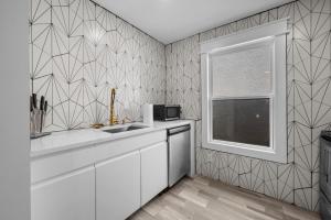 Kuchyň nebo kuchyňský kout v ubytování Spacious King Studio with Fast WiFi & Desk