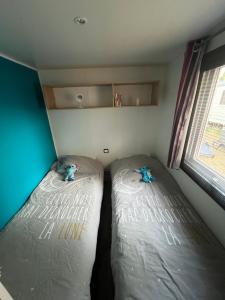 Postel nebo postele na pokoji v ubytování Mobile Home 6 personnes Mimizan Plage camping Siblu 4 étoiles