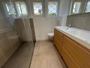 Ένα μπάνιο στο Villa Amistad - Chambre Erable - centre - parking - jardin - logement partagé - +2 φωτογραφίες