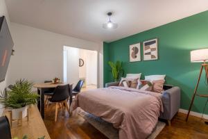 En eller flere senge i et værelse på Le Verdoyant Netflix Grand balcon Padel