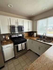 Η κουζίνα ή μικρή κουζίνα στο Lovely Provo Oasis