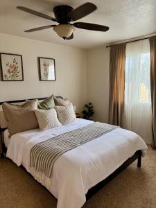 Ένα ή περισσότερα κρεβάτια σε δωμάτιο στο Lovely Provo Oasis