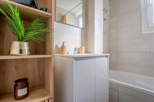 Et badeværelse på Le Verdoyant Netflix Grand balcon Padel + 33 billeder